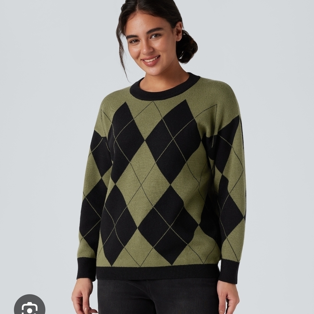 HALARA Diamond Pattern Crew Neck Sweater in Green and Black